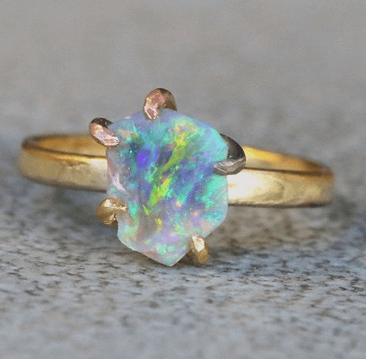 Неограненные кристаллы самоцветов в украшениях-новый тренд