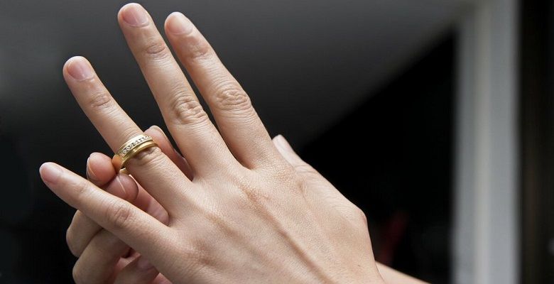 Как каком пальце носят обручальное кольцо женщины в россии