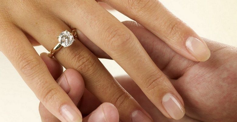помолвочное кольцо на пальце