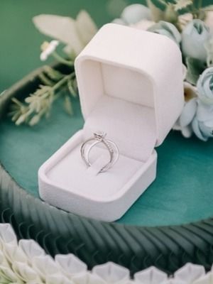 Обручальные кольца с камнями: стоит ли украшать свадебные кольца камнями?