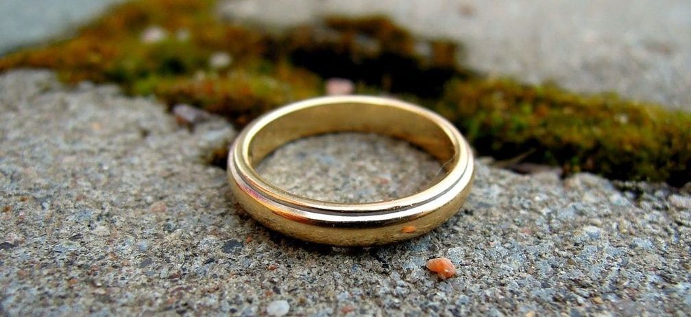 найти золотое обручальное кольцо на дороге