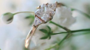 Обручальное кольцо с бриллиантами: как выбрать роскошные кольца на свадьбу?