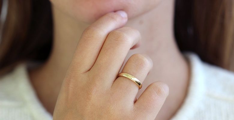 обручальное кольцо на пальце женщины