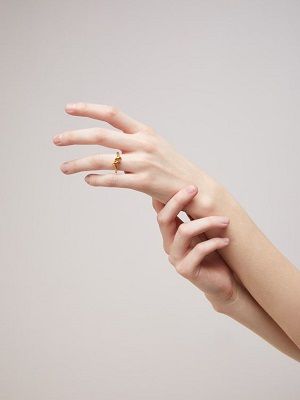 кольцо на женской руке