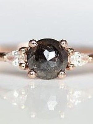 кольцо с черным бриллиантом