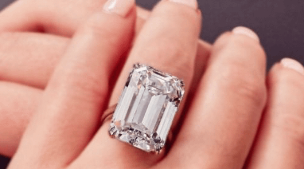 Кольцо с бриллиантом изумрудной огранки массой 28,86 каратов продано больше чем за 2 миллиона долларов