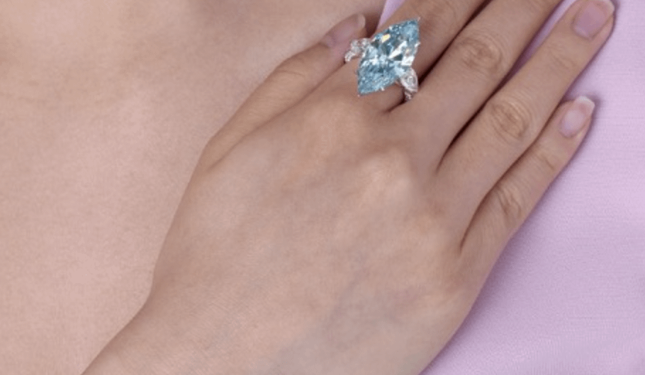 За сколько было продано кольцо с ярко-голубым бриллиантом в 12,11 карат?