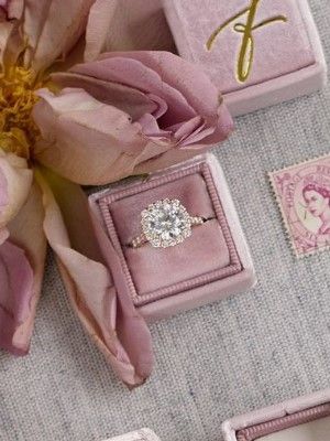 Алмазы или бижутерия: как выбрать украшение в подарок?
