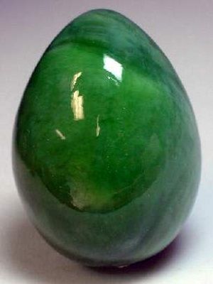 камень зеленого цвета