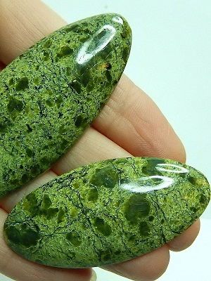 зеленые камни в руке