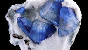 Кольца с бенитоитом: какие бывают, как выбрать и носить Кольца с бенитоитом: какие бывают, как выбрать и носить