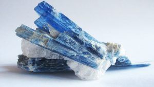 Кианит для Рыб: совместимость, подходит или нет