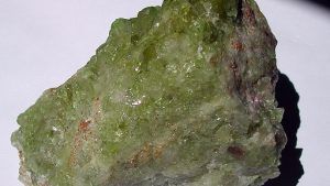 Везувиан для Рыб: совместимость, подходит или нет