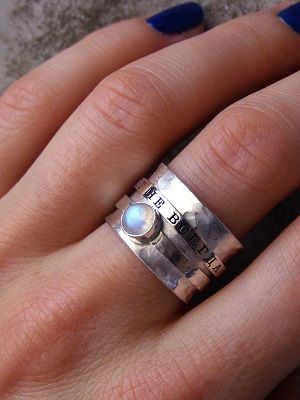 широкое кольцо на пальце