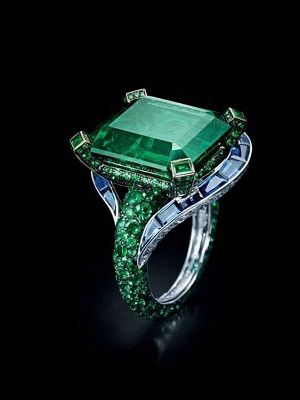 кольцо с зелеными камнями