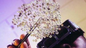 «De Beers» снижает цены на алмазное сырье меньше карата