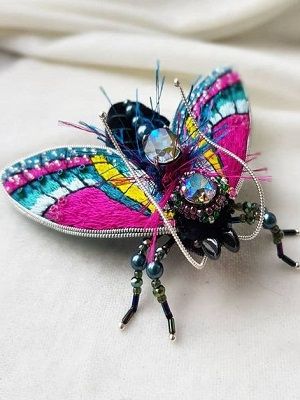 Броши-насекомые: какие бывают, как выбрать и с чем носить
