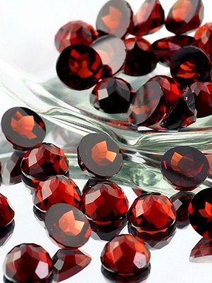 Камни красного цвета: драгоценные и поделочные, описание, фото