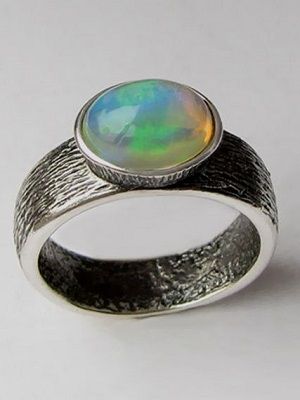 кольцо из серебра с камнем