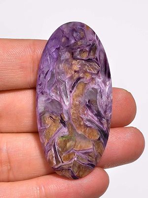 Необычный фиолетовый камень чароит: свойства и совместимость