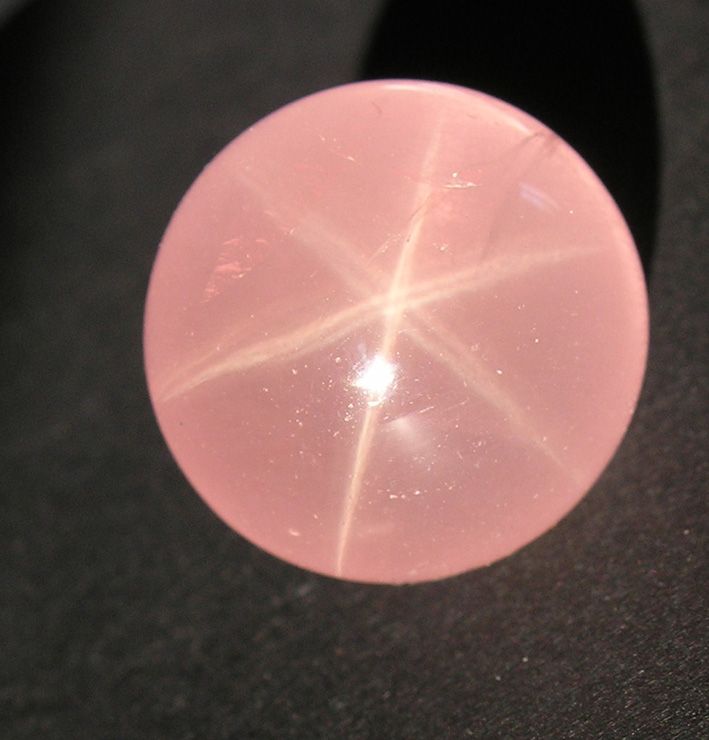 Звездчатый розовый кварц с Мадагаскара, ограненный в шар