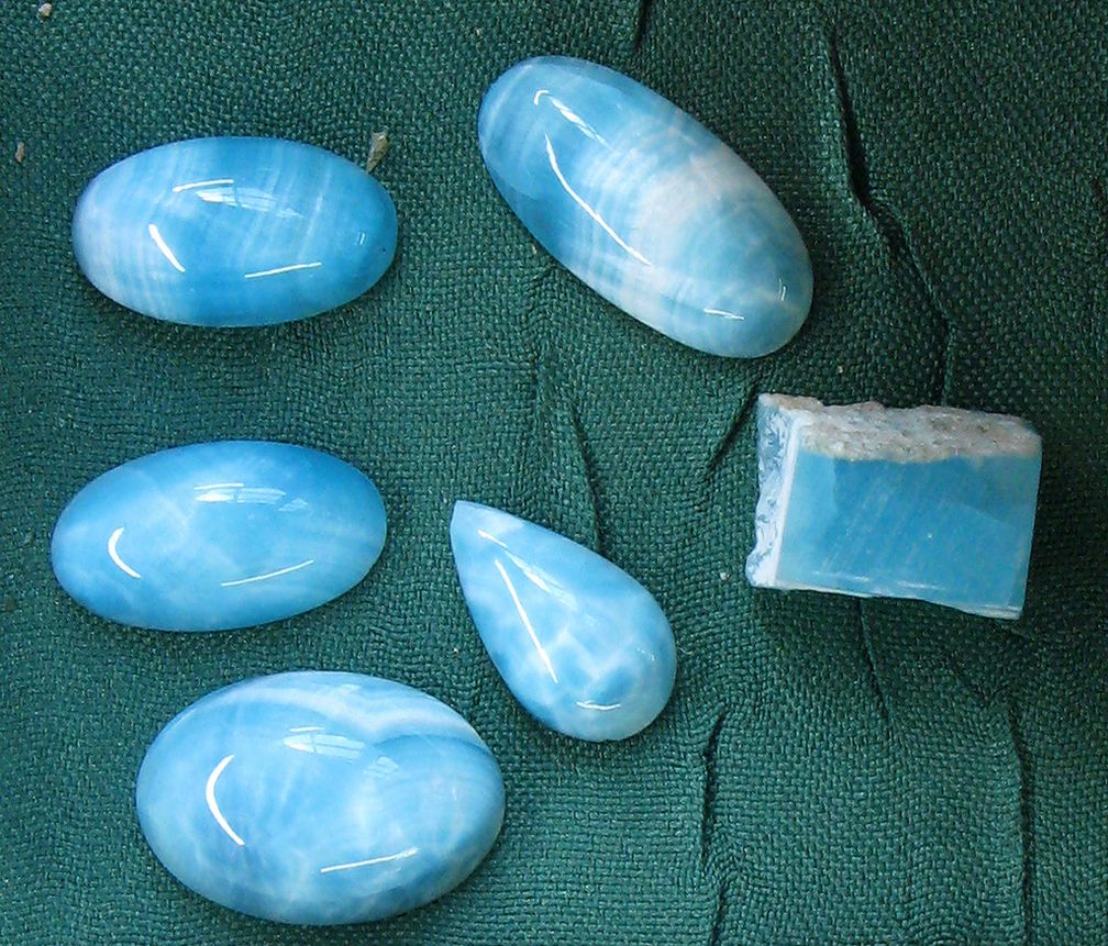 37 синих драгоценных камней
