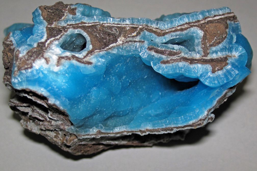 Голубой и яркий гемиморфит, подобный этому экземпляру из Китая, идеально подходит для любой коллекции