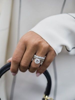 обручальное и помолвочное кольцо