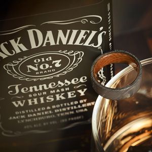 Кольцо Twain от Manly Bands из дамасской стали и белого дуба, взятого из бочки для виски Jack Daniel’s
