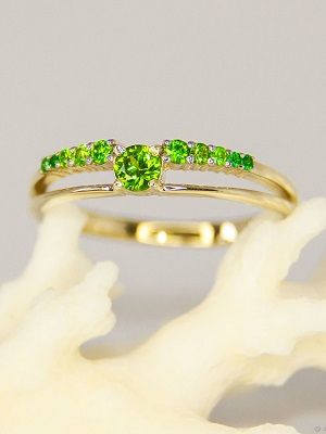 кольцо с зелеными камнями