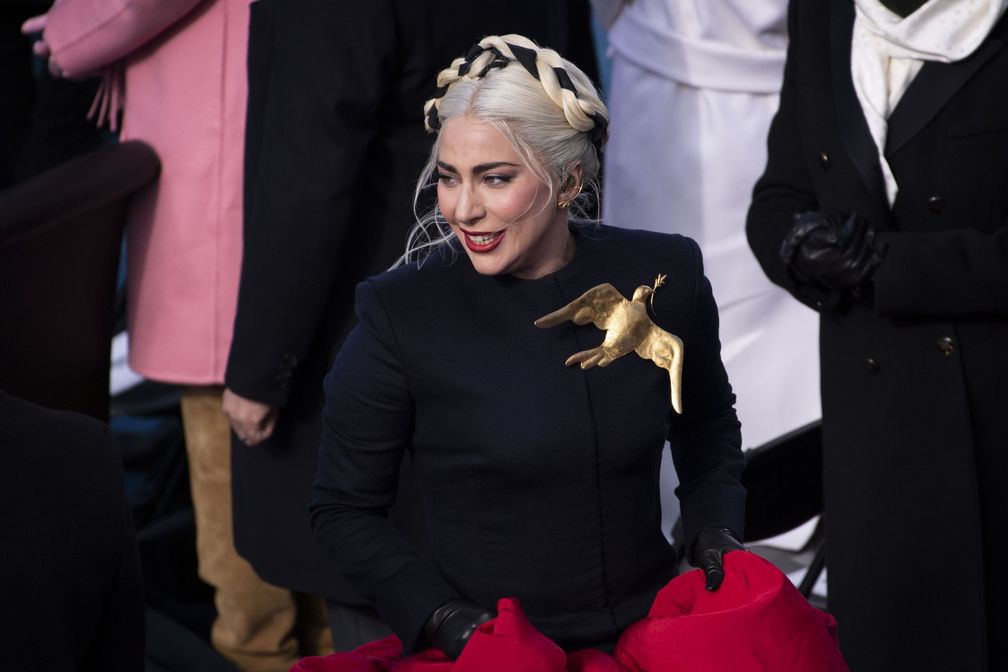 Леди Гага и ее золотая брошь на инаугурации