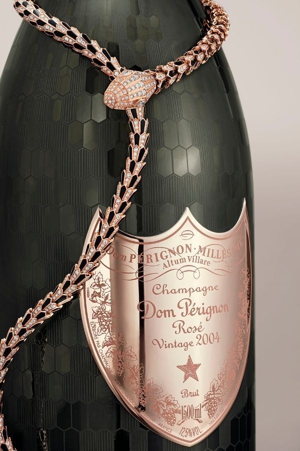 Ожерелье из розового золота соответствует этикетке из розового золота на бутылке шампанского