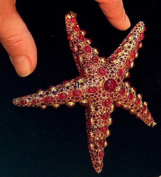 Брошь «Морская звезда» из золота, рубинов и аметистов разработана Жюльетт Мутар для René Boivin в 1935 году