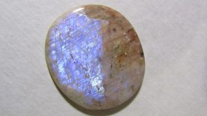 Беломорит: свойства и применение поделочного камня