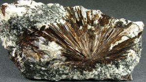 Эгирин: свойства и применение игольчатого камня