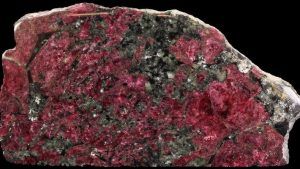 Эвдиалит: свойства и применение уникального камня Эвдиалит: свойства и применение уникального камня