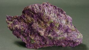 Камень Стихтит: особенности и применение