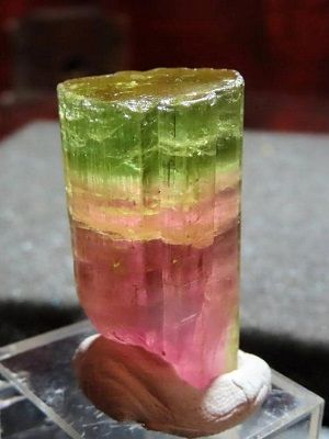 разноцветный камень
