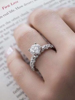 кольцо с алмазом