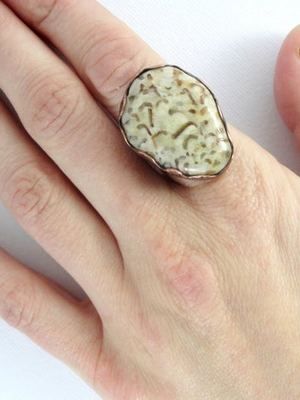 массивное кольцо с камнем
