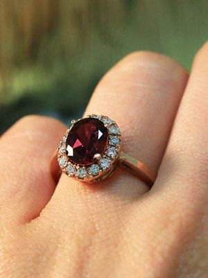 массивное кольцо с камнем