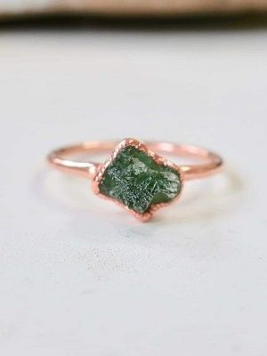 кольцо с зеленым камнем