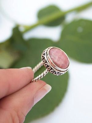 кольцо с розовым камнем