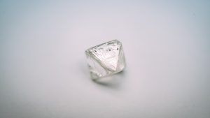 De Beers продолжает поднимать цены на алмазное сырье