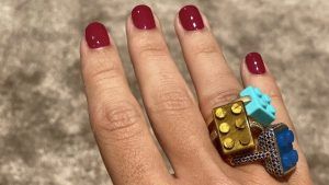 Как дизайнер Надин Гон создает кольца с деталями лего из бриллиантов