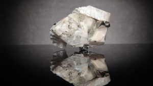 Камень Альбит: свойства и особенности применения Камень Альбит: свойства и особенности применения