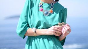 Какие украшения идеально подойдут к бирюзовому платью