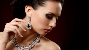 Какие украшения молодят, а какие прибавляют возраст? Какие украшения молодят, а какие прибавляют возраст?