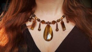 Какие украшения идеально подойдут к коричневому платью? Какие украшения идеально подойдут к коричневому платью?