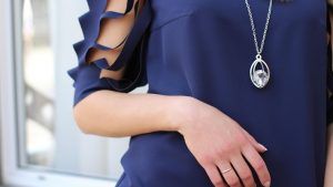 Какие украшения идеально подойдут к синему платью? Какие украшения идеально подойдут к синему платью?